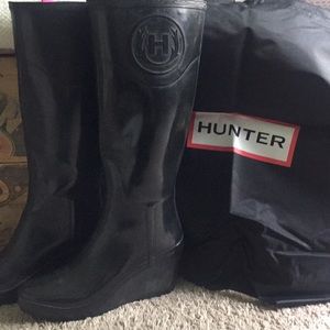 Hunter rain boots with two liners and dust bag